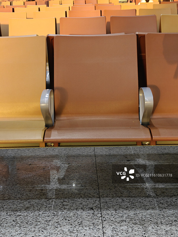 光影中的深圳北站-夕阳照在空座椅上图片素材