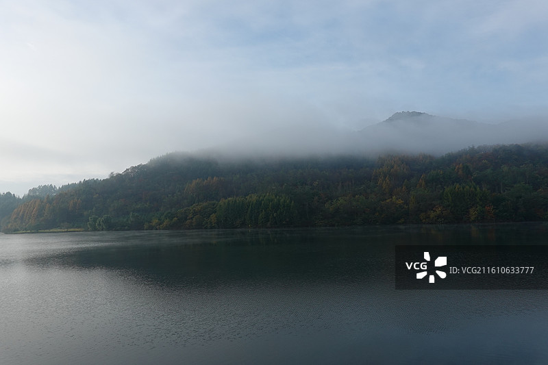 辽宁省丹东市宽甸县天桥沟景区：枫墅天潭湖畔晨雾图片素材