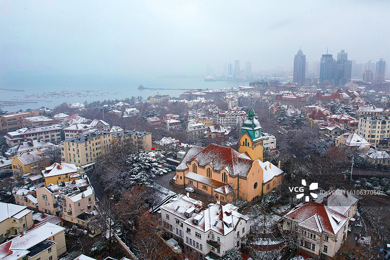 青岛雪中的基督教堂图片素材
