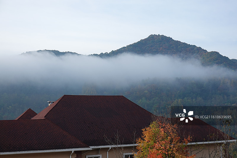 辽宁省丹东市宽甸县天桥沟景区：枫墅天潭湖畔晨雾图片素材