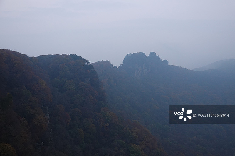 辽宁省本溪市桓仁县五女山景区：点将台和观云亭红叶彩林晨雾秋景图片素材