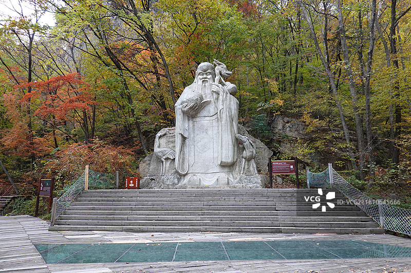 辽宁省丹东市宽甸县天桥沟景区：天寿台天桥寿星红叶彩林红枫枫叶五花山秋景图片素材