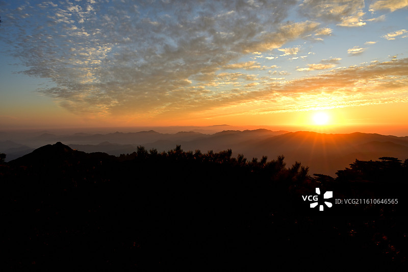 日出黄山，黄山风光，朝霞，山峦，山峰，，世界奇观，安徽黄山图片素材