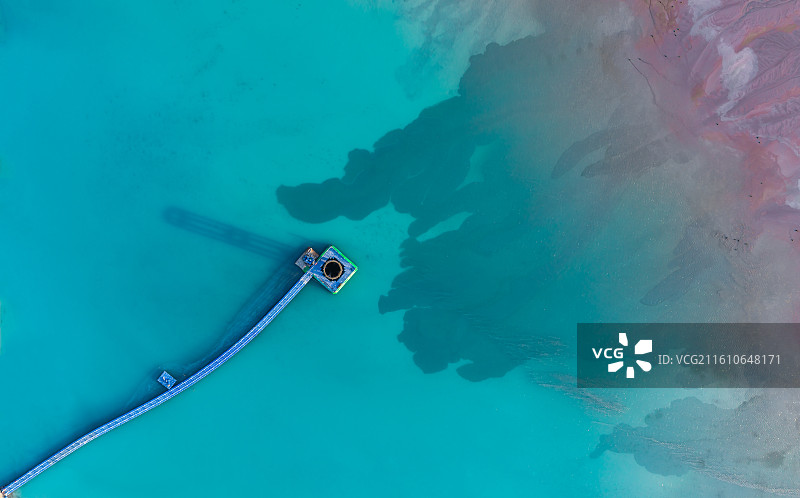 湖北省黄石市大冶铜山口村尾矿湖冬季五颜六色湖面及周边景象航拍图片素材