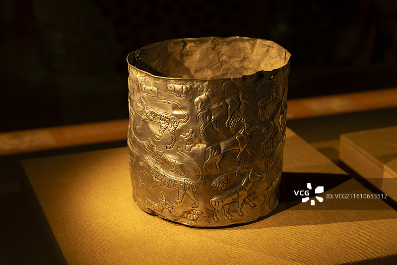 狩猎场景罐，银，约公元前2300年至公元前1700年，巴克特里亚·马尔吉阿纳文明区图片素材