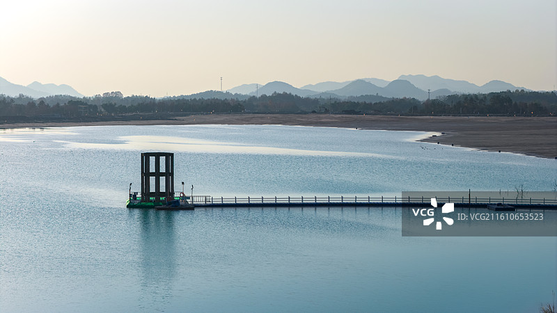 湖北省黄石市大冶铜山口村尾矿湖冬季五颜六色湖面及周边景象航拍图片素材