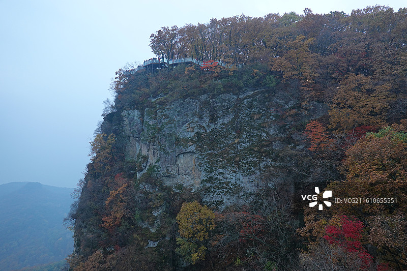 辽宁省本溪市桓仁县五女山景区：点将台和观云亭红叶彩林晨雾秋景图片素材