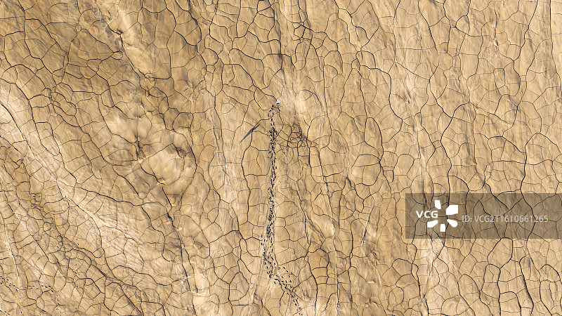 湖北省黄石市大冶铜山口村尾矿湖冬季五颜六色湖面及周边景象航拍图片素材