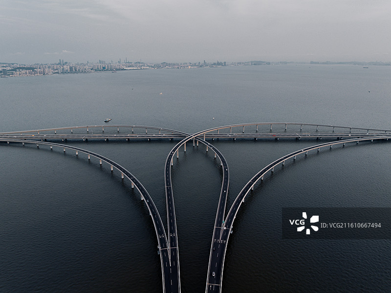 航拍青岛胶州湾跨海大桥-海上立体交通枢纽-城市基础设施与海湾发展形象图片素材