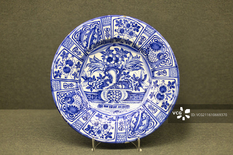 荷兰代尔夫特青花开光花卉纹盘 1660-1680年 英国维多利亚和艾尔伯特博物馆图片素材
