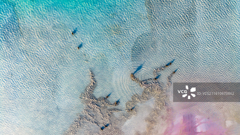 湖北省黄石市大冶铜山口村尾矿湖冬季五颜六色湖面及周边景象航拍图片素材