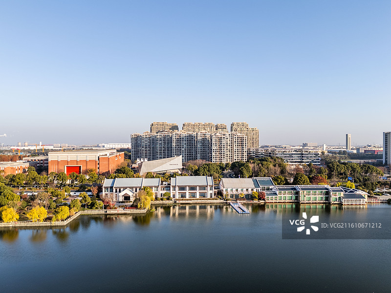 秋日杭州钱塘区大江东城市风貌航拍，东沙湖公园与现代化品质住宅小区建筑群图片素材