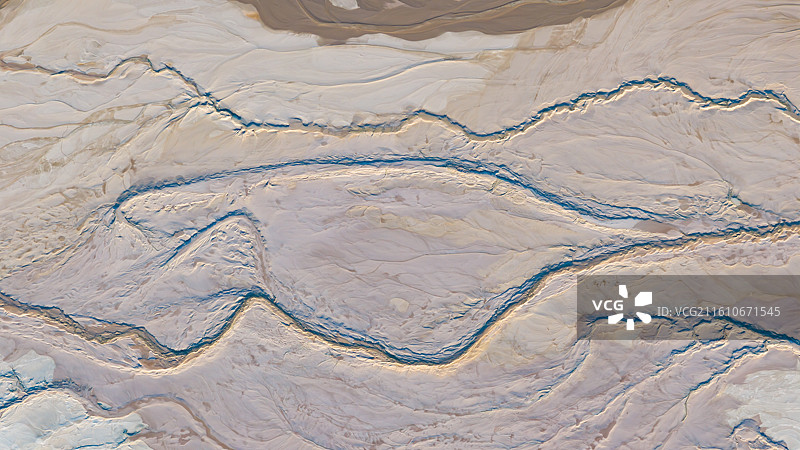 湖北省黄石市大冶铜山口村尾矿湖冬季五颜六色湖面及周边景象航拍图片素材