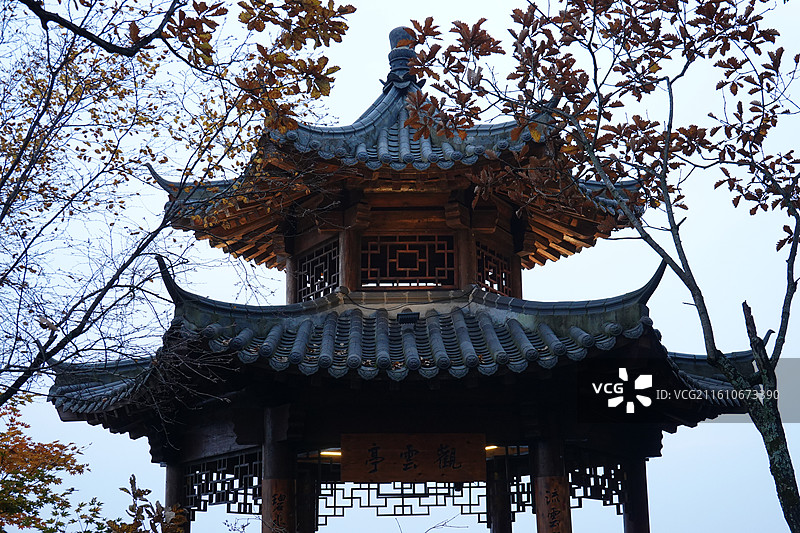 辽宁省本溪市桓仁县五女山景区：观云亭晨曦曙光蓝调时刻图片素材