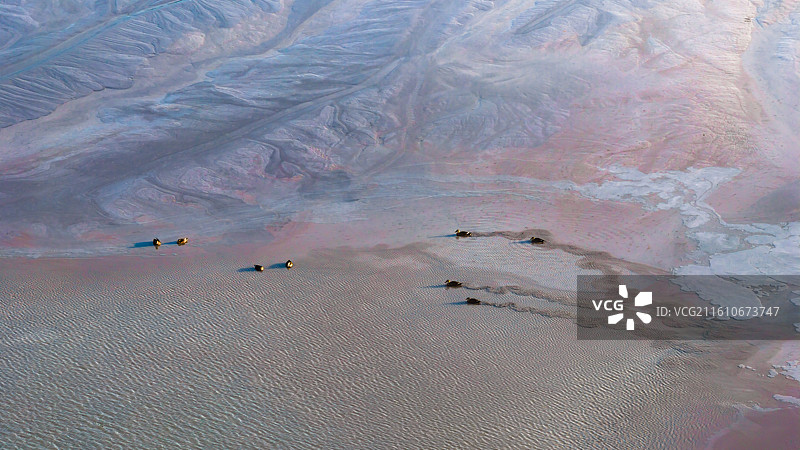湖北省黄石市大冶铜山口村尾矿湖冬季五颜六色湖面及周边景象航拍图片素材