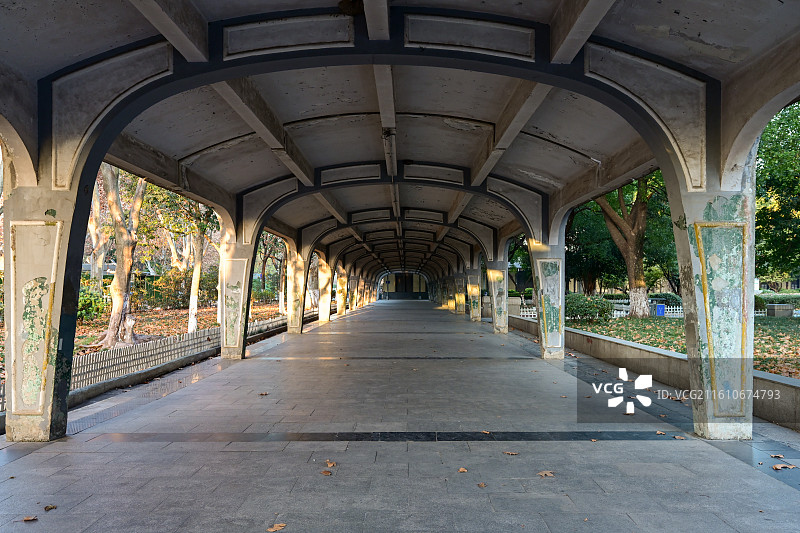 南京浦口火车站旧址的拱形雨廊图片素材