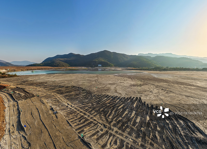 湖北省黄石市大冶铜山口村尾矿湖冬季五颜六色湖面及周边景象航拍图片素材