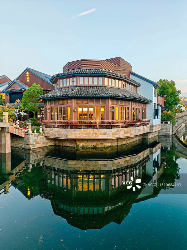 上海青浦蟠龙新天地秋天十二月傍晚时分风光（原上海青浦蟠龙天地蟠龙古镇）图片素材