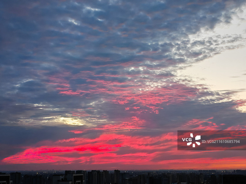 日落时戏剧性天空的低角度视图，落日，晚霞，火烧云图片素材