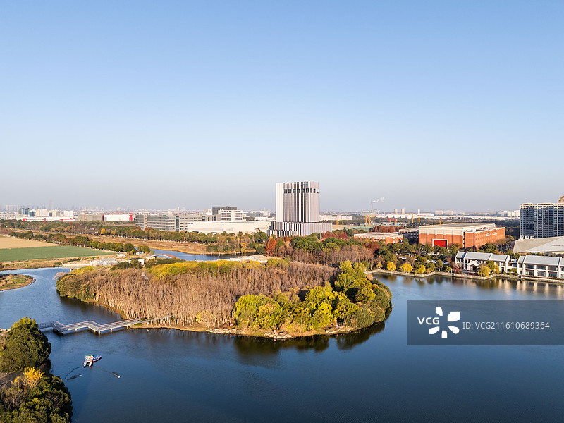杭州钱塘区大江东，江海之城城市航拍，东沙湖公园与现代化城市天际线图片素材