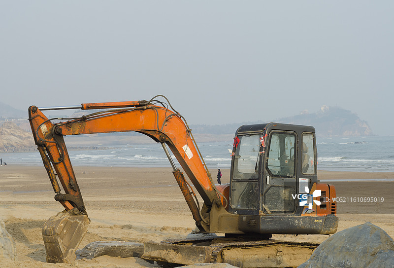 挖掘机在石老人海水浴场海边施工图片素材