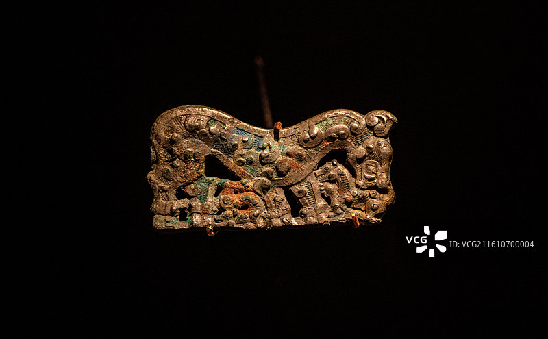 战国虎噬鹿铜饰牌华彩六盘宁夏固原市彭阳县博物馆图片素材