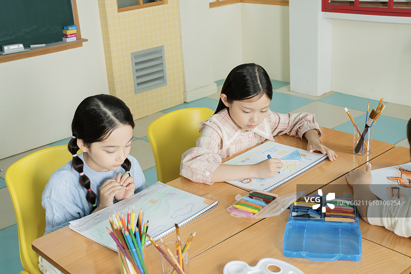 孩子们在教室里一起上美术课图片素材