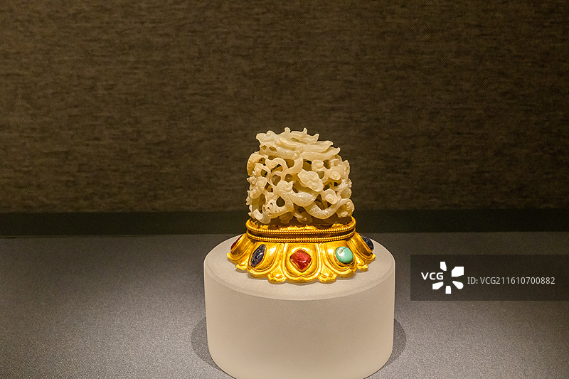 湖北省博物馆金镶宝石白玉云龙帽顶图片素材