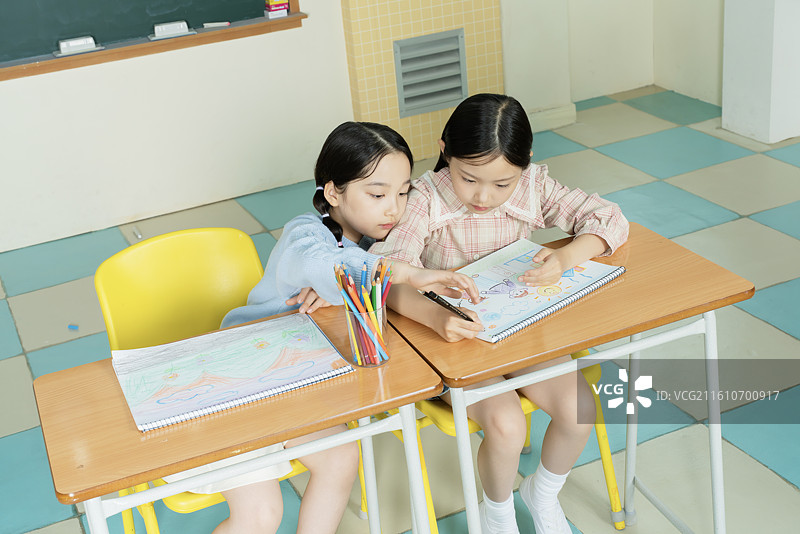 女学生在美术课上绘画图片素材