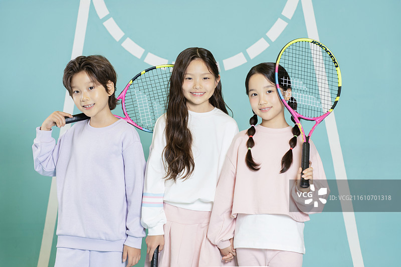 孩子们拿着网球拍一起摆姿势图片素材