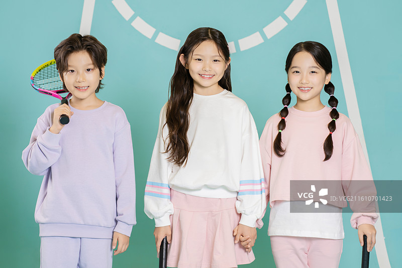 孩子们拿着网球拍一起摆姿势图片素材
