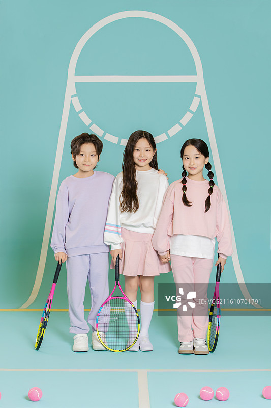 孩子们一起拿着网球拍站着图片素材