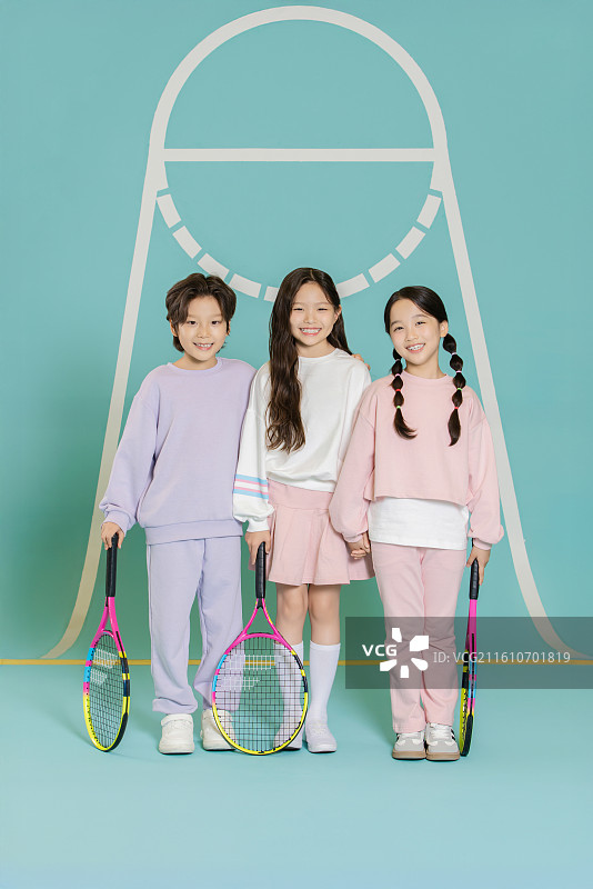 孩子们拿着网球拍一起摆姿势图片素材