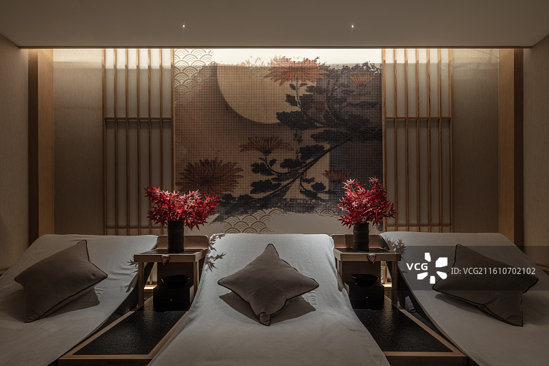 理疗会所中的双人护理床与放松休息空间图片素材