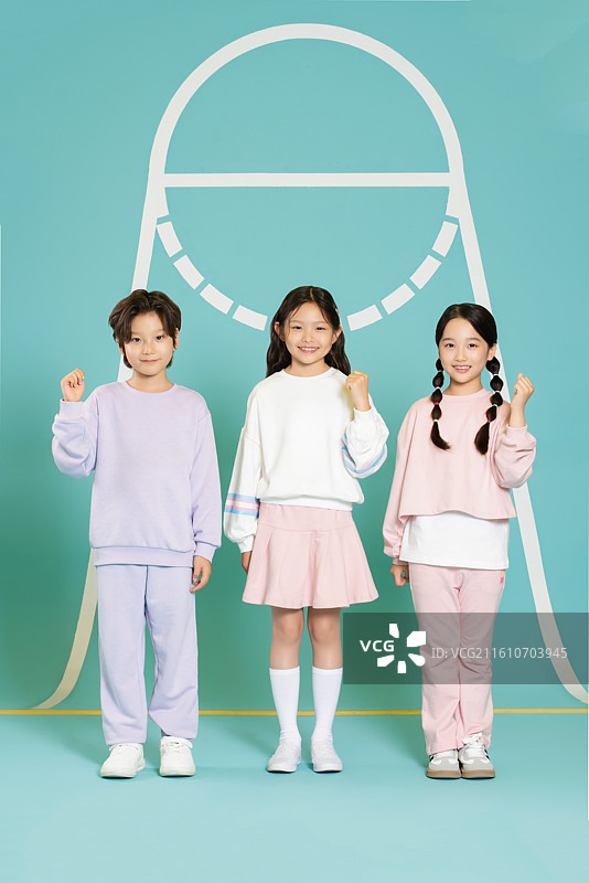 孩子们亲昵地依偎在一起摆姿势图片素材