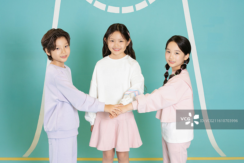 孩子们深情地依偎在一起合影图片素材