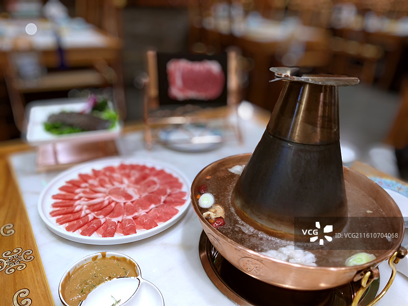 木碳火锅  铜锅  矿泉水 麻酱调料  毛肚  白夜 蔬菜 餐厅 桌子  食品 美食 中国美食 盘子图片素材