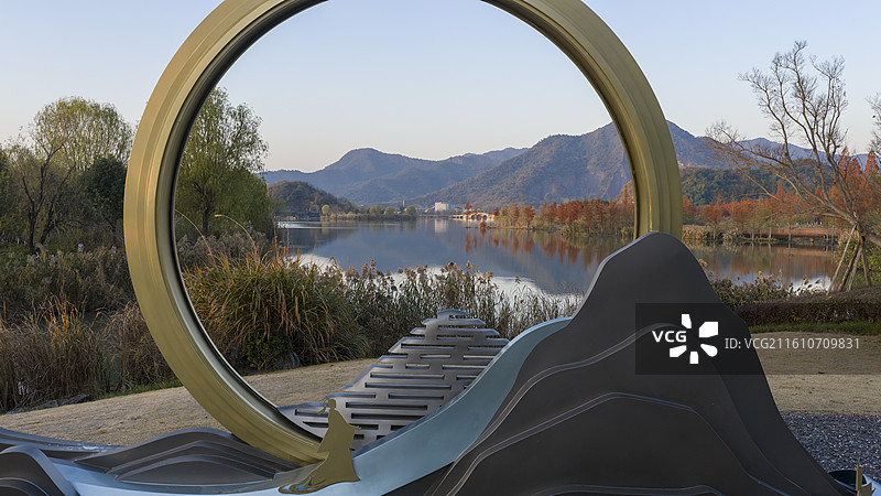 杭州铜鉴湖秋日水杉湖景图片素材