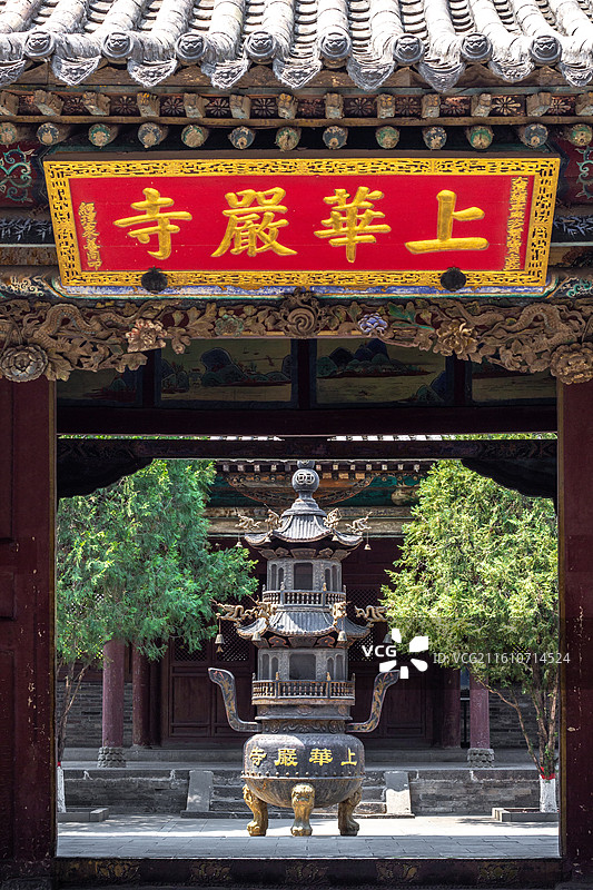 中国山西大同 华严寺大门牌匾"上华严寺"和香炉图片素材