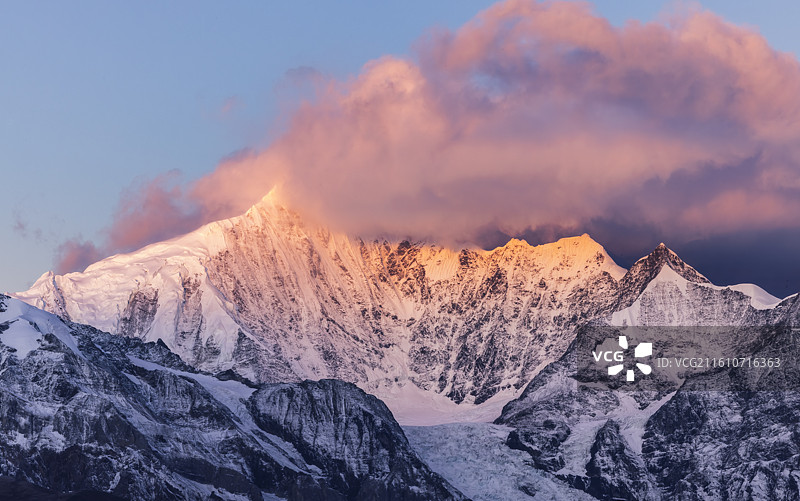 “八大神山之首”——云南梅里雪山风光图片素材
