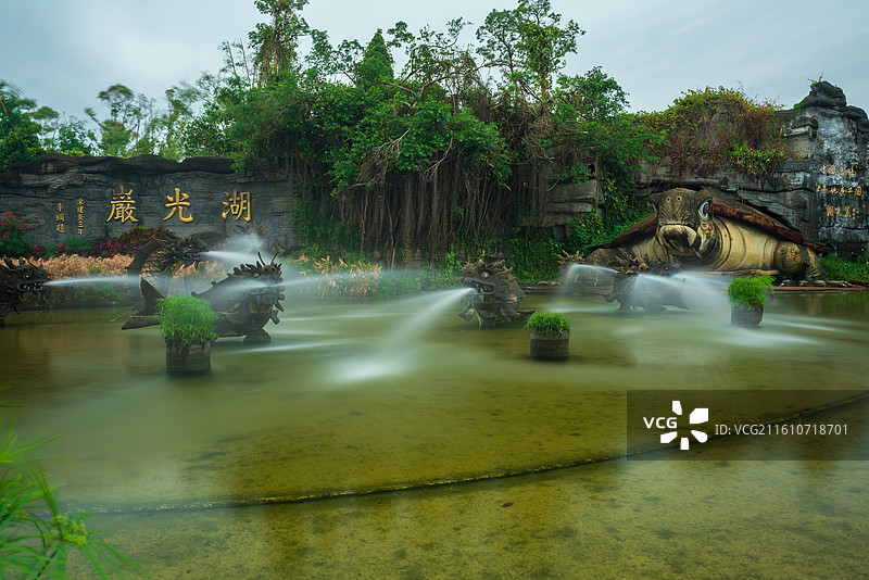 雨中的湖光岩大门图片素材