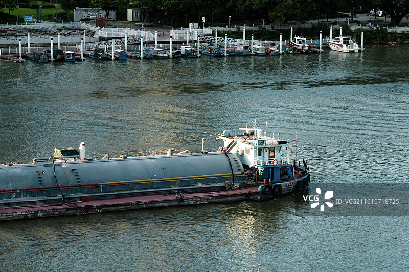 江上运输油轮航行图片素材