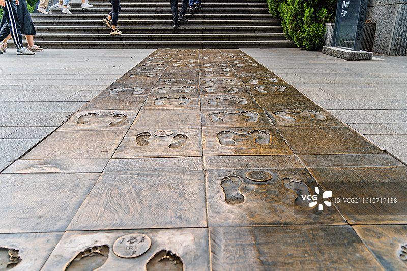 南京大屠杀中部分遇难同胞的足印雕塑图片素材