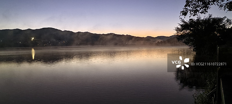 云南普洱～洗马河公园（水库）-清晨图片素材