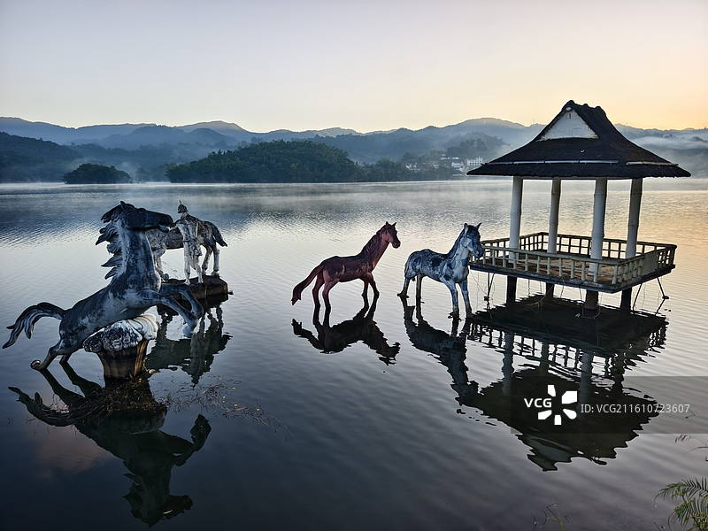 云南普洱～洗马河公园（水库）-清晨图片素材