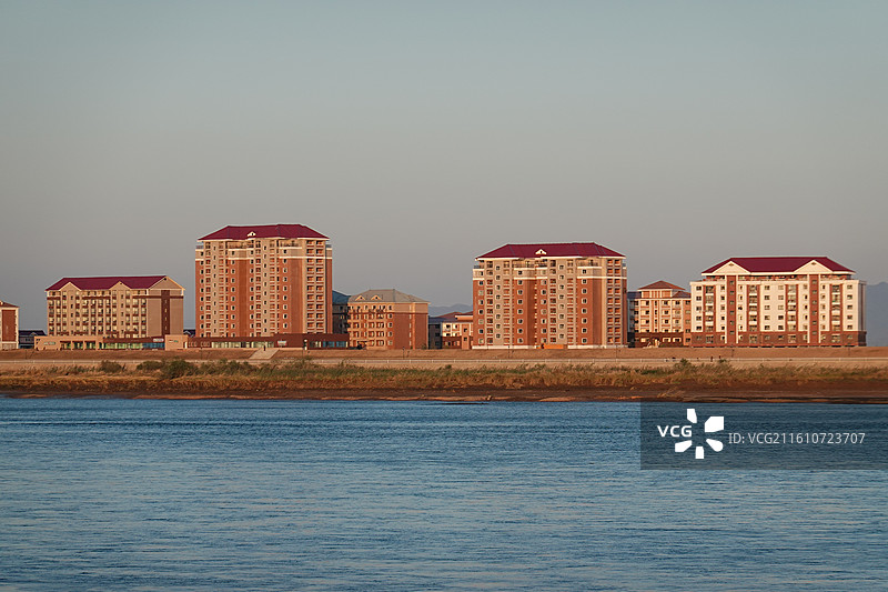 辽宁省丹东市振兴区鸭绿江断桥景区远眺朝鲜新义州威化岛傍晚暮光图片素材