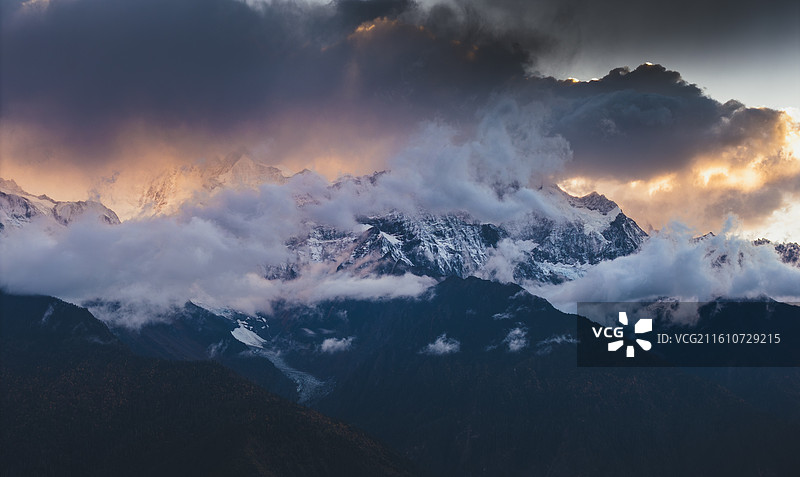 “八大神山之首”——云南梅里雪山风光图片素材