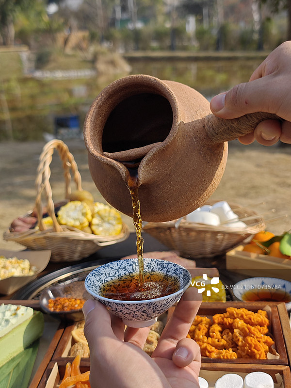 周末时光营地围炉煮茶图片素材