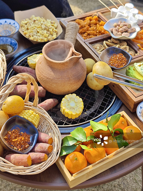 周末时光营地围炉煮茶图片素材