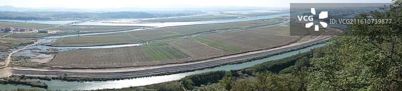 辽宁省丹东市虎山长城万里长城明长城东部起点：山顶烽火台远眺朝鲜图片素材